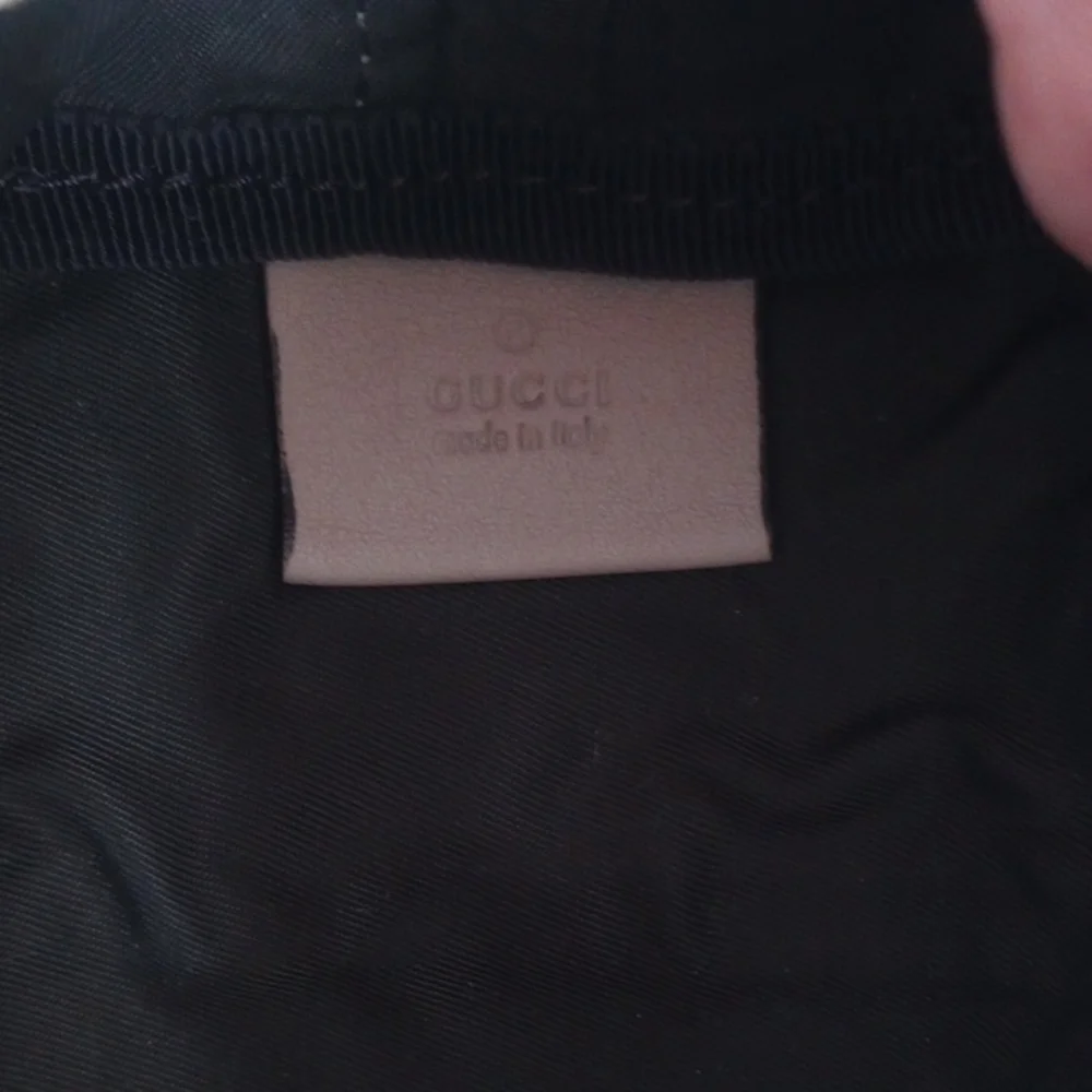 Gucci Beige and Gray Pig-Shaped Coin Pouch - Picture 6 of 7